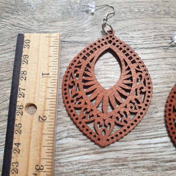 Women Wooden Teardrop Earrings Intricate Laser Cut African Inspired Boho Gift - Picture 4 of 4